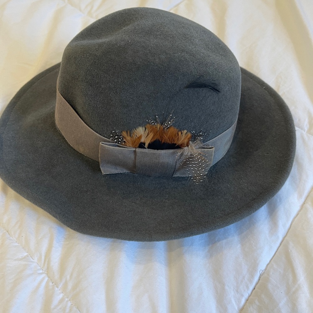 Vintage Betmar Gray Wool Felt hat with bow Feathers 20.5 inches circumference